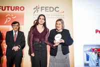 Alba García Falagán recibe el galardón de manos de Imelda Fernánde