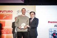 Albert Gelis recibe el premio, entregado por Alberto Durán