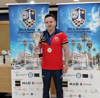 Daniel Pulvett con el trofeo de campeón