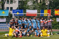 Foto del equipo tras recibir trofeo