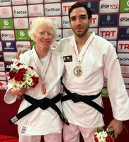 Marta Arce y Sergio Ibáñez posan con sus medallas