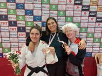 María Manzanero posa junto a Marta Arce y Marina Fernández, técnica de judo de la FEDC