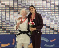Marta Arce posa con su medalla de bronce junto a Marina Fernández