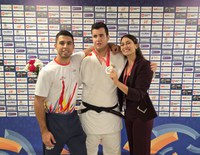 Rodrigo Suárez con su medalla junto a Álvaro Gavilán y Marina Fernández