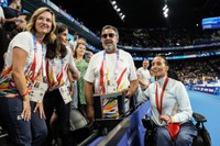 Teresa Perales celebrando bronce con la reina Letizia, la ministra de Educación y el presidente del CPE