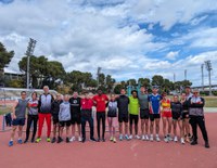 Deportistas de la FEDC en la pista de atletismo de Gandía