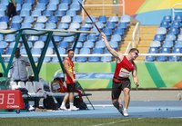 Héctor Cabrera lanzando la jabalina en una competición de atletismo
