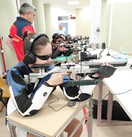 Tiradores ciegos apuntando con su carabina