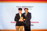 Marta Arce recogiendo su galardón en la Gala del Deporte FEDC 2024