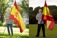 Marta Arce y Álvaro Valera posan con la bandera de España