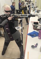 Sonia Rivero, tiradora con carabina en posición de pie