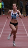 Carla Santoro corriendo en la pista de atletismo