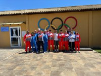 Equipos francés y español de tiro con carabina posando juntos en Alicante