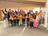 Esquiadores juveniles en la puerta de Snozone de Madrid