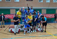 Futbolistas con discapacidad visual celebrando una victoria