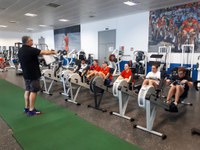 nadadores entrenando en el gimnasio