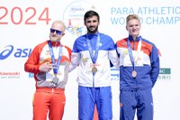 Iván Cano posa con su medalla de plata en el Campeonato del Mundo de Kobe 2024 junto al vencedor y el tercer clasificado