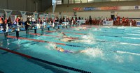 Nadadores con discapacidad compitiendo en la Liga AXA