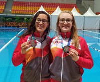 Nadadores de la FEDC posan con sus medallas en Madeira