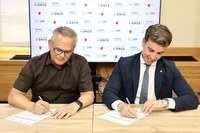 Ángel Luis Gómez y Francisco Javier Sánchez en plena firma