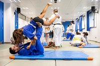 Niños ciegos practicando judo