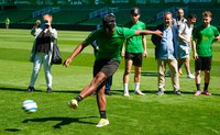 Jugador del Racing de Santander juega al fútbol 5