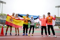 Sara Martínez en el podium junto a su entrenador Pedro Maroto